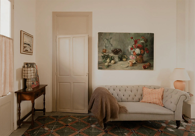 L'entrée de la maison donnant de chaque côté sur les chambres