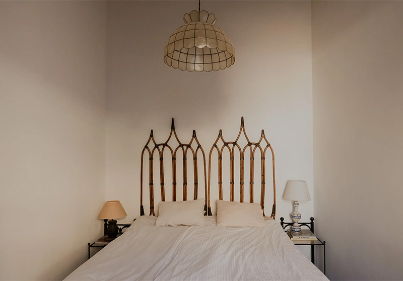 La chambre parentale au déco minimaliste, meublée de meuble chiné