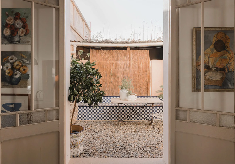 La porte de la salle à manger ouvrant sur le patio