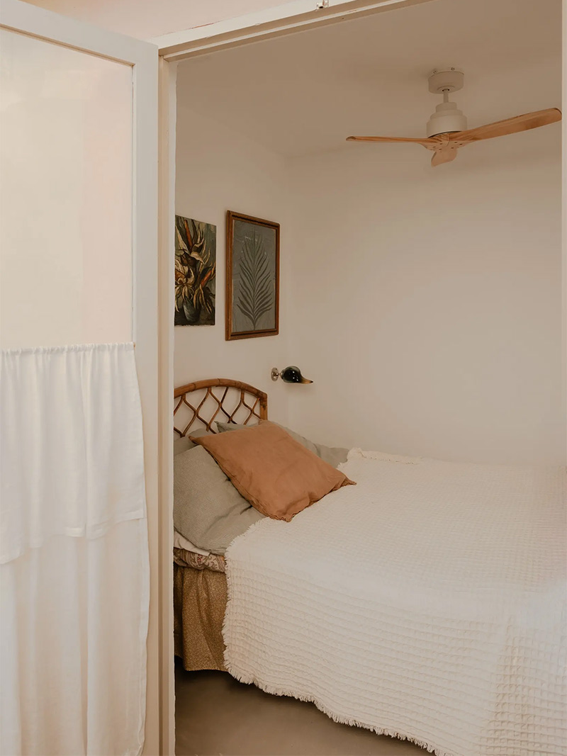 Une petite chambre accessible uniquement par le patio