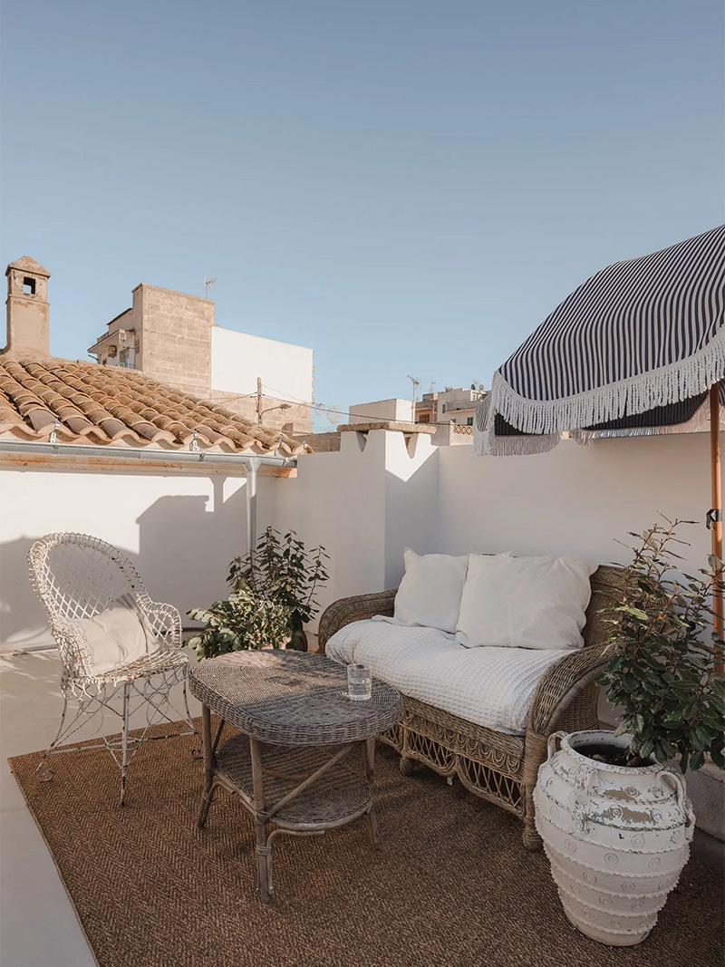 L'espace terrasse sur les toits, aménagé avec des éléments chinés en brocante pour une ambiance simple et chaleureuse