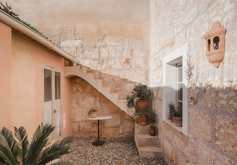 Vue du patio et des l'escalier en pierre, conduisant à la terrasse sur les toits