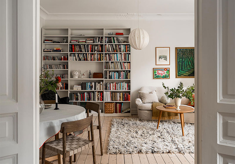 Salon à la décoration nordique en blanc lumineux et matériaux chaleureux Salon à la décoration nordique en blanc lumineux et matériaux chaleureux dans cet appartement historique à Stokholm