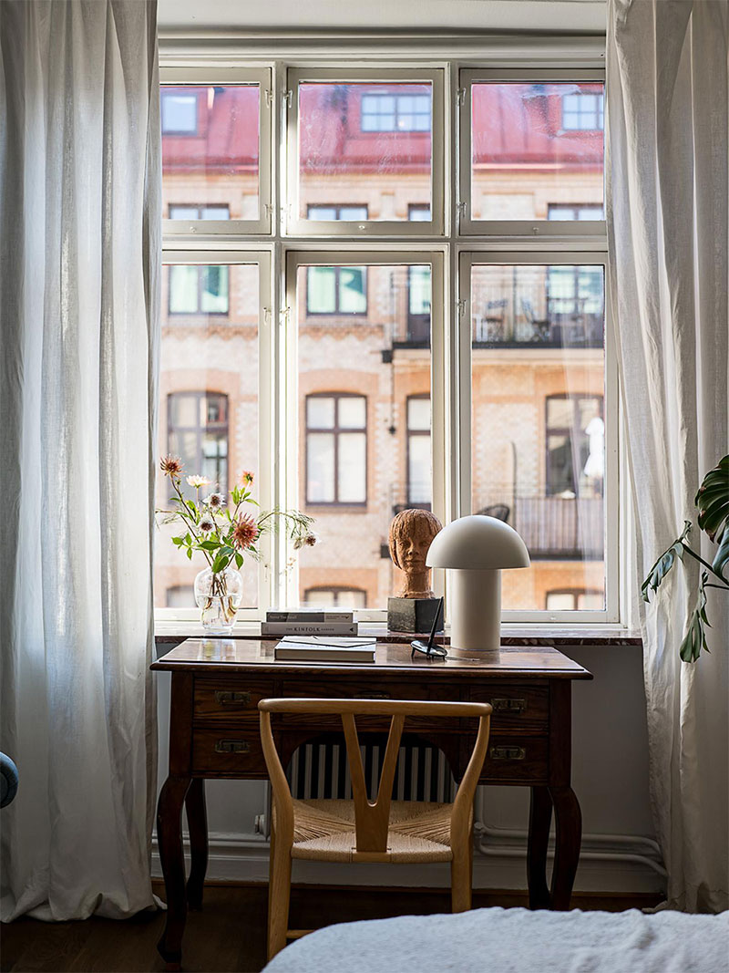 Une fenêtre sans voilage fermé pour laisser entrer le maximum de lumière Une fenêtre sans voilage fermé pour laisser entrer le maximum de lumière dans cette appartement aux hautes fenêtres à Stokholm