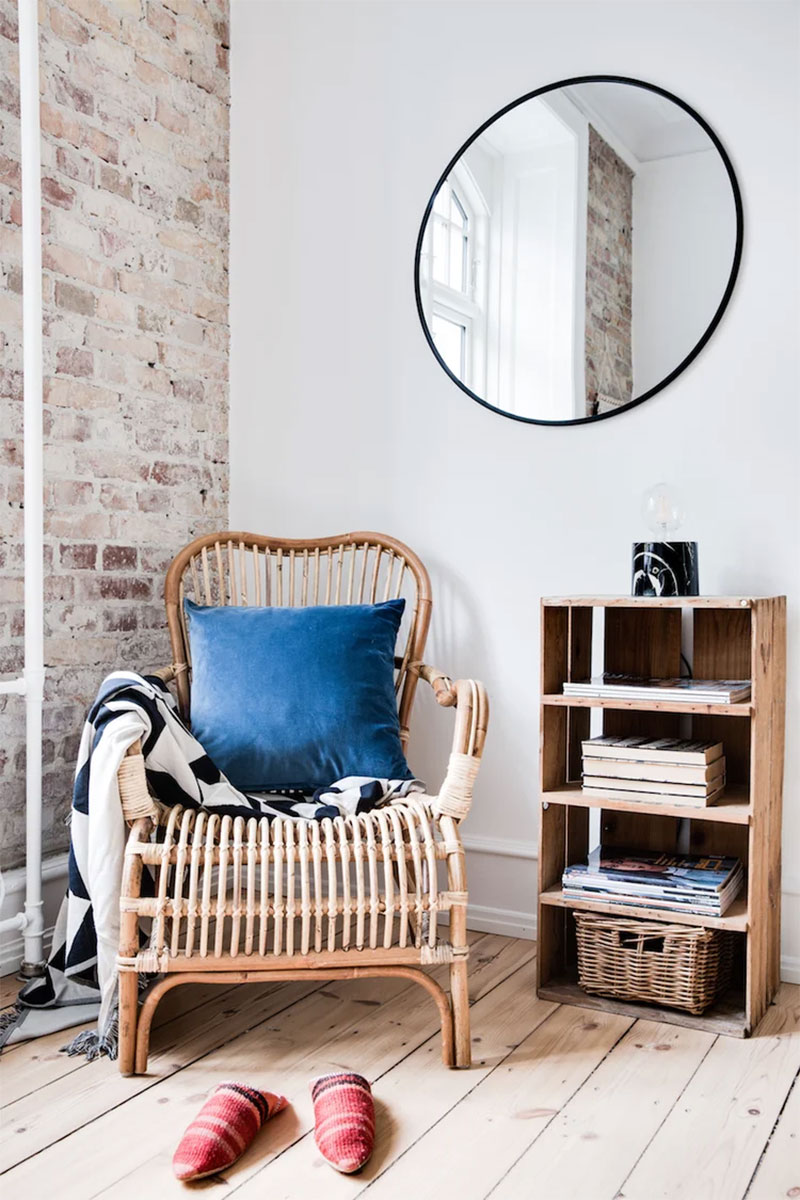 Des objets chinés, imparfaits, pour rendre chaleureux ce salon nordique au blanc immaculé Des objets chinés, imparfaits, pour rendre chaleureux ce salon nordique au blanc immaculé