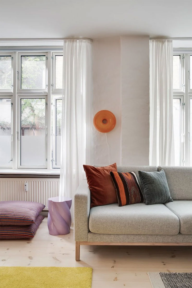Un salon design avec des accents de couleur pour cet appartement à Copenhague, pour un style nordique contemporain Un salon design avec des accents de couleur pour cet appartement à Copenhague, pour un style nordique contemporain