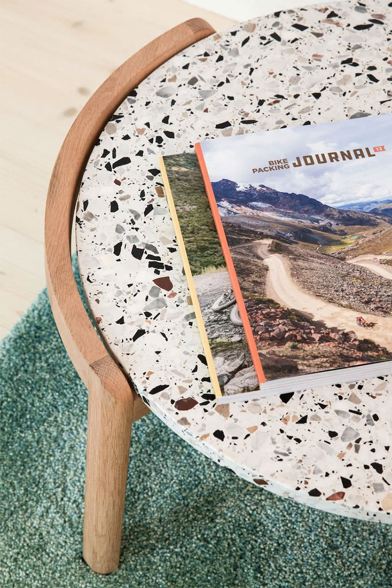 Petite table design en terrazzo et bois Petite table design en terrazzo et bois