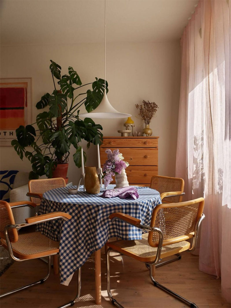 Un coin repas, meublé avec du mobilier chiné en bois et canage pour une mabiance vintage nordique Un coin repas, meublé avec du mobilier chiné en bois et canage pour une mabiance vintage nordique