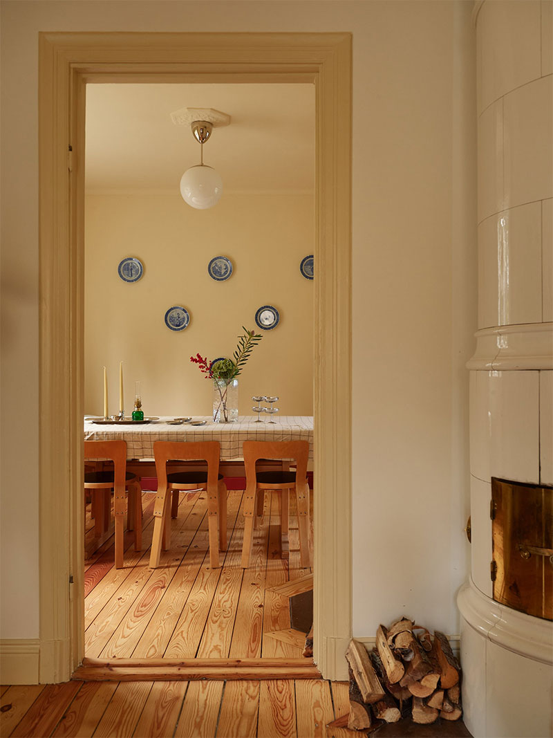 Vue sur la salle à manger de cette maison traditionnelle en Suède, aux mobilier vintage fonctionnel en bois Vue sur la salle à manger de cette maison traditionnelle en Suède, aux mobilier vintage fonctionnel en bois