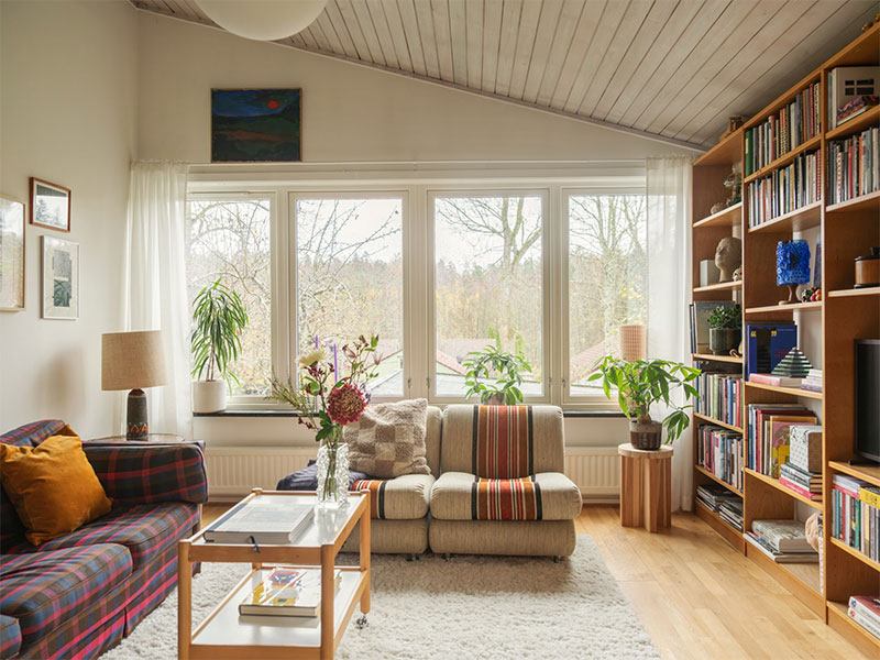 Un salon imparfait de style nordique, dans un pavillon des années 60 en Suède Un salon imparfait de style nordique, dans un pavillon des années 60 en Suède