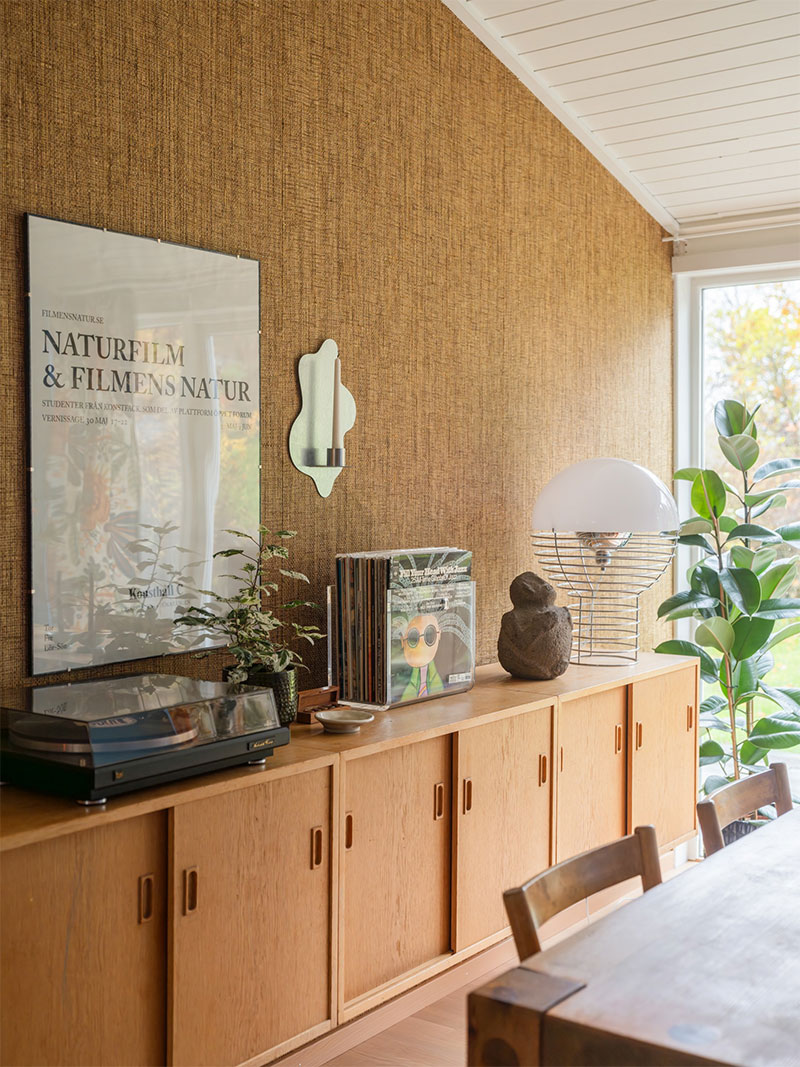 Placards en enfilade fonctionnels pour la salle à manger de ce pavillon des années 60 en Suède Placards en enfilade fonctionnels pour la salle à manger de ce pavillon des années 60 en Suède