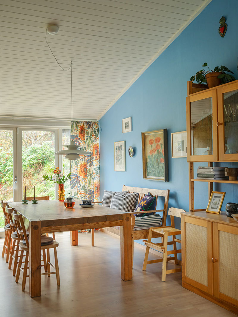 Des meubles simples et basiques en pin pour la salle à manger de ce pavillon des années 60 en Suède Des meubles simples et basiques en pin pour la salle à manger de ce pavillon des années 60 en Suède