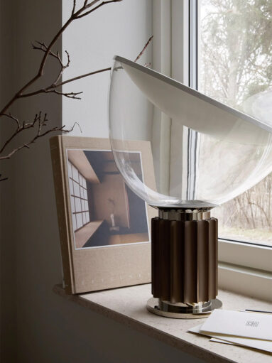 Une lampe design posée sur le rebord de la fenêtre