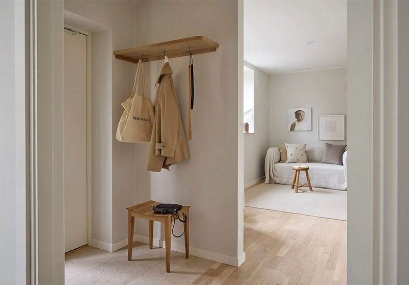 L'entrée et la vue du salon de ce deux pièces à Stokholm