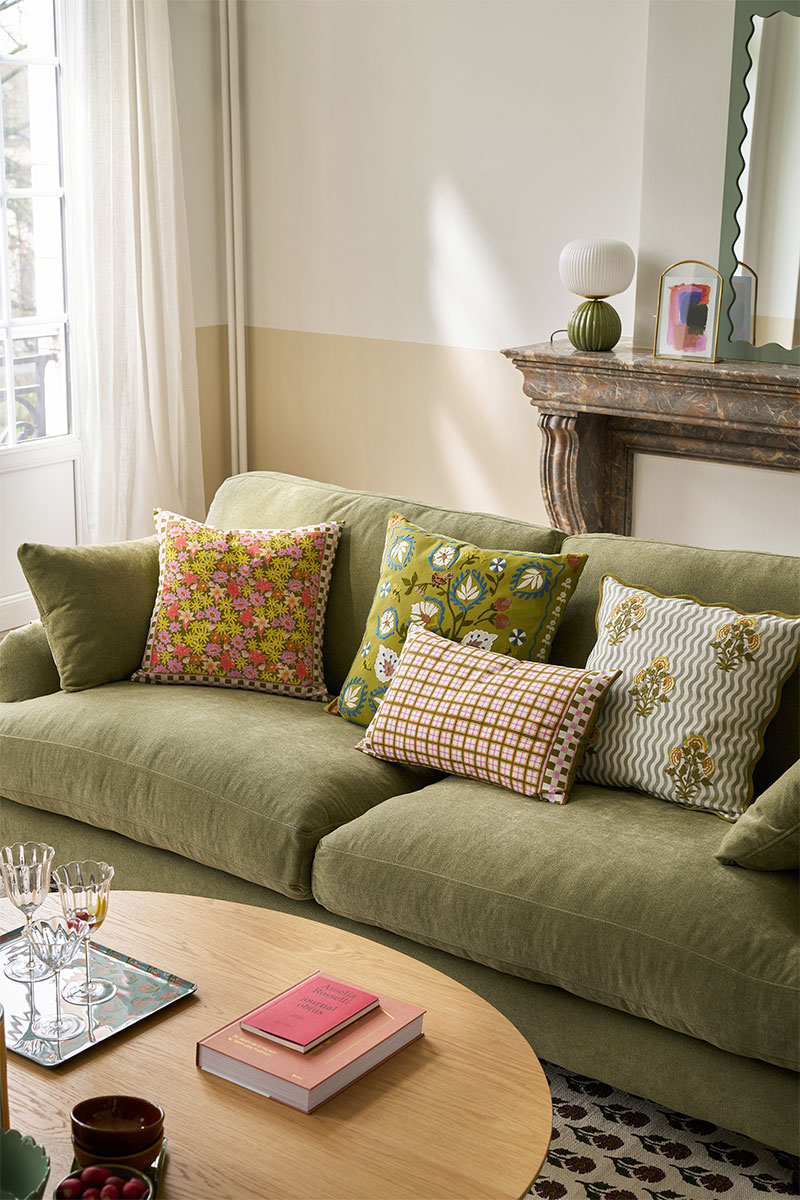 Collection Frech Country par la Redoute Intérieurs - Printemps/été 2026 - Des ambiances de maison de famille bohème - Canapé en velours vert