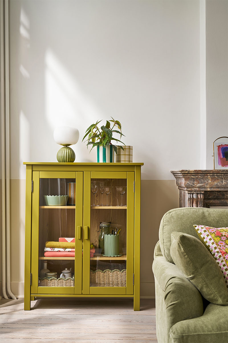 Collection Frech Country par la Redoute Intérieurs - Printemps/été 2026 - Des ambiances de maison de famille bohème - Petit meuble vitrine, peint en vert olive