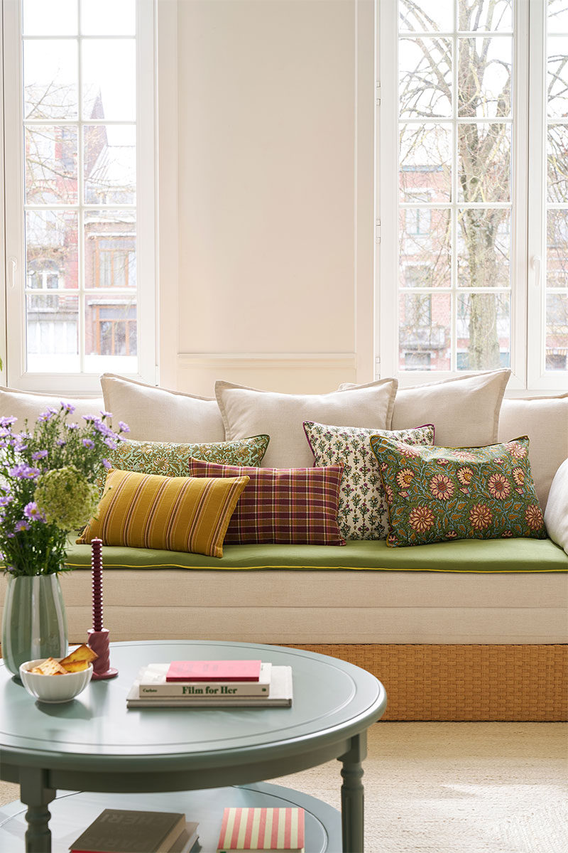 Collection Frech Country par la Redoute Intérieurs - Printemps/été 2026 - Des ambiances de maison de famille bohème - Canapé avec un mix and match de coussins