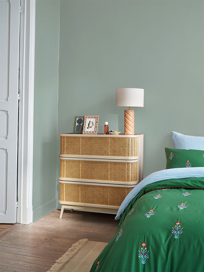 Collection Frech Country par la Redoute Intérieurs - Printemps/été 2026 - Des ambiances de maison de famille bohème - Chambre dans les tonalités de vert
