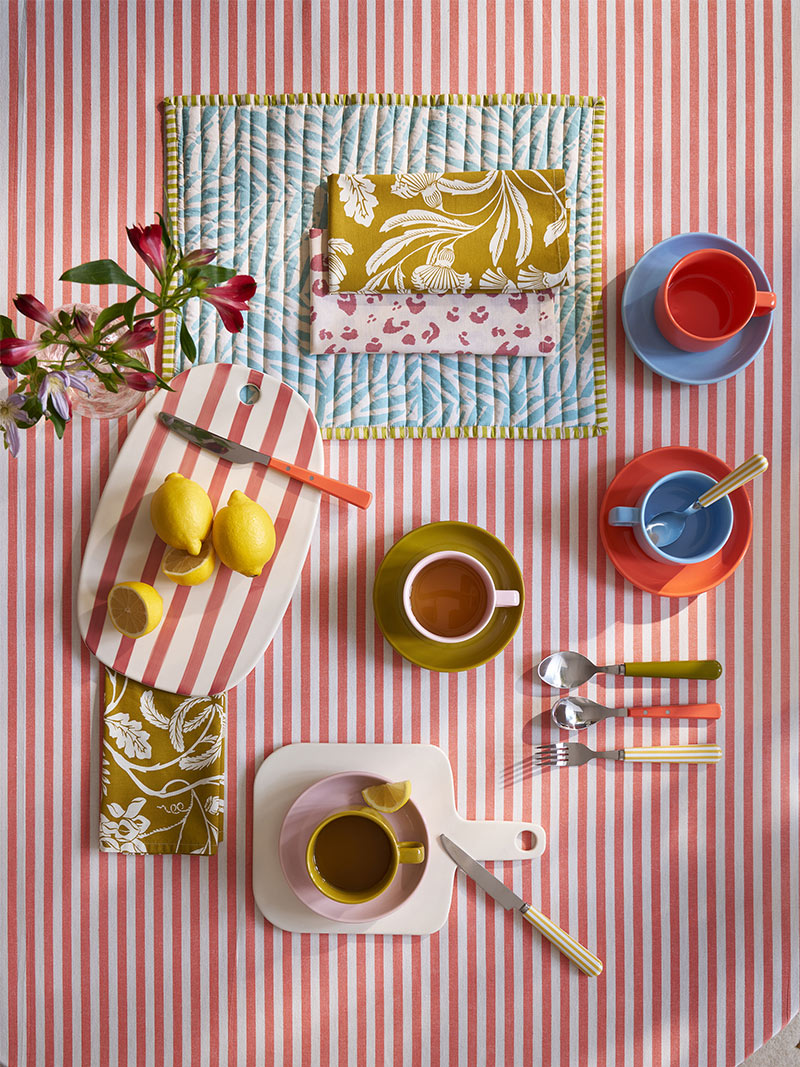Collection Trendy Vintage par la Redoute Intérieurs - Printemps/été 2026 - Des ambiances des années 70 revisitées - Table avec nappe rayée rouge et blanc