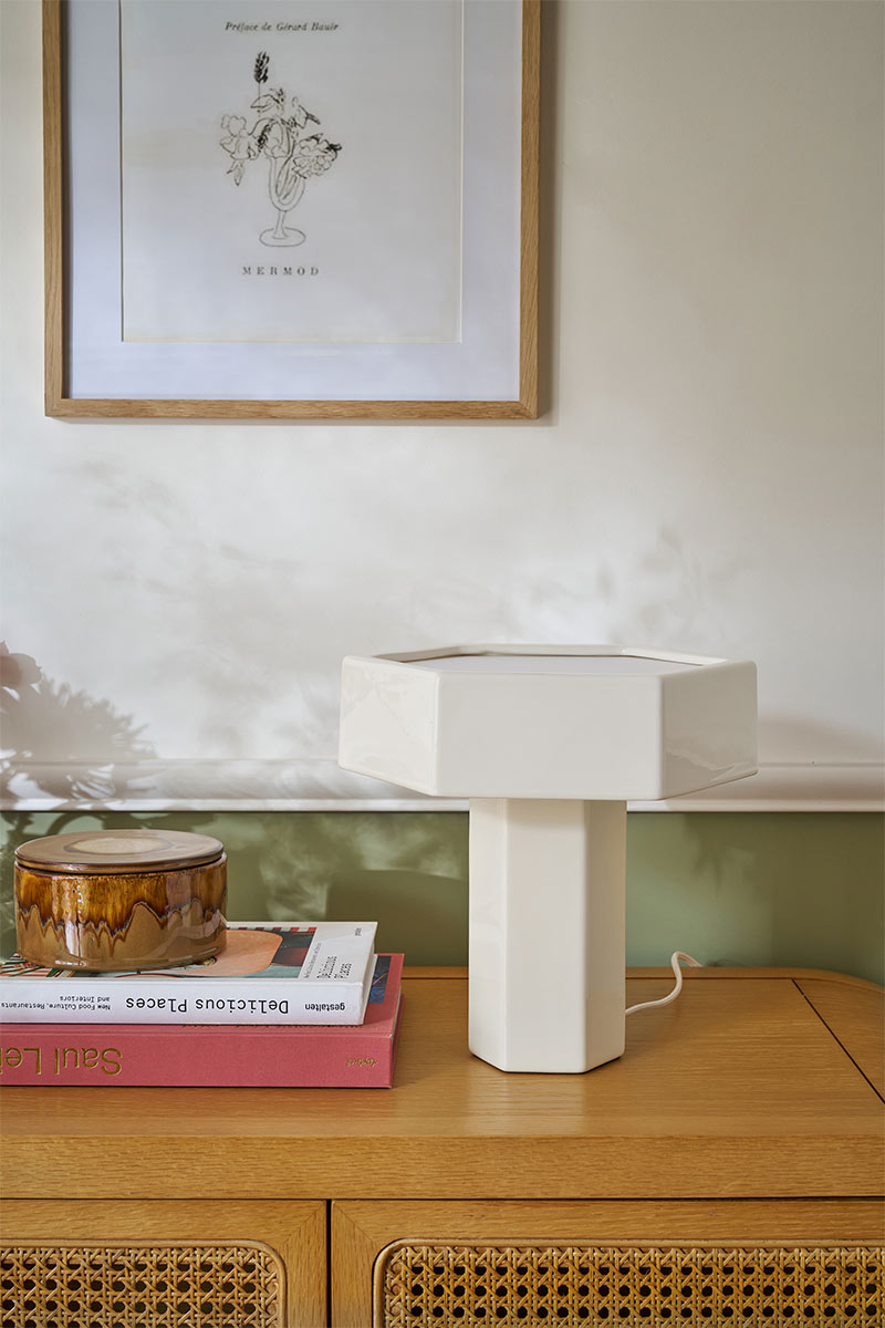 Collection Trendy Vintage par la Redoute Intérieurs - Printemps/été 2026 - Des ambiances des années 70 revisitées - Lampe en céramique hexagonale