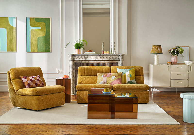 Collection Trendy Vintage par la Redoute Intérieurs - Printemps/été 2026 - Des ambiances des années 70 revisitées - Le salon et sa collection de sièges en velours côtelé jaune ocre