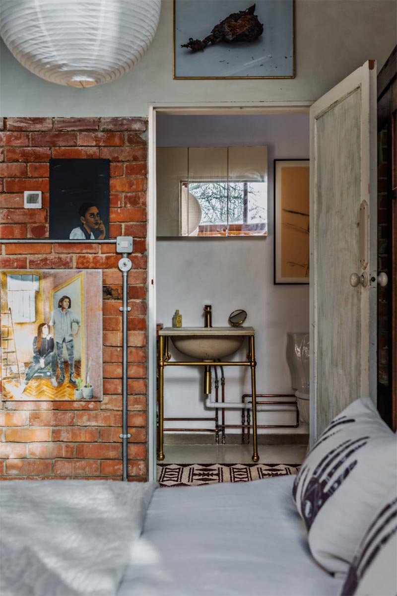 La chambre donnant sur un cabinet de toilette de style industriel bricolé La chambre donnant sur un cabinet de toilette de style industriel bricolé