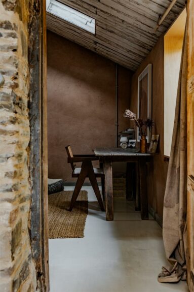 Le coin bureau dans des tonalités de brun chaud Le coin bureau dans des tonalités de brun chaud