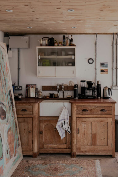 Le coin cuisine dans l'atelier, réalisé avec des meubles en bois récupéré Le coin cuisine dans l'atelier, réalisé avec des meubles en bois récupéré