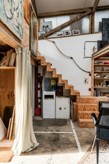 Vu de l'escalier en bois, sans rampe, emmenant à la mezzanine de l'atelier Vu de l'escalier en bois, sans rampe, emmenant à la mezzanine de l'atelier