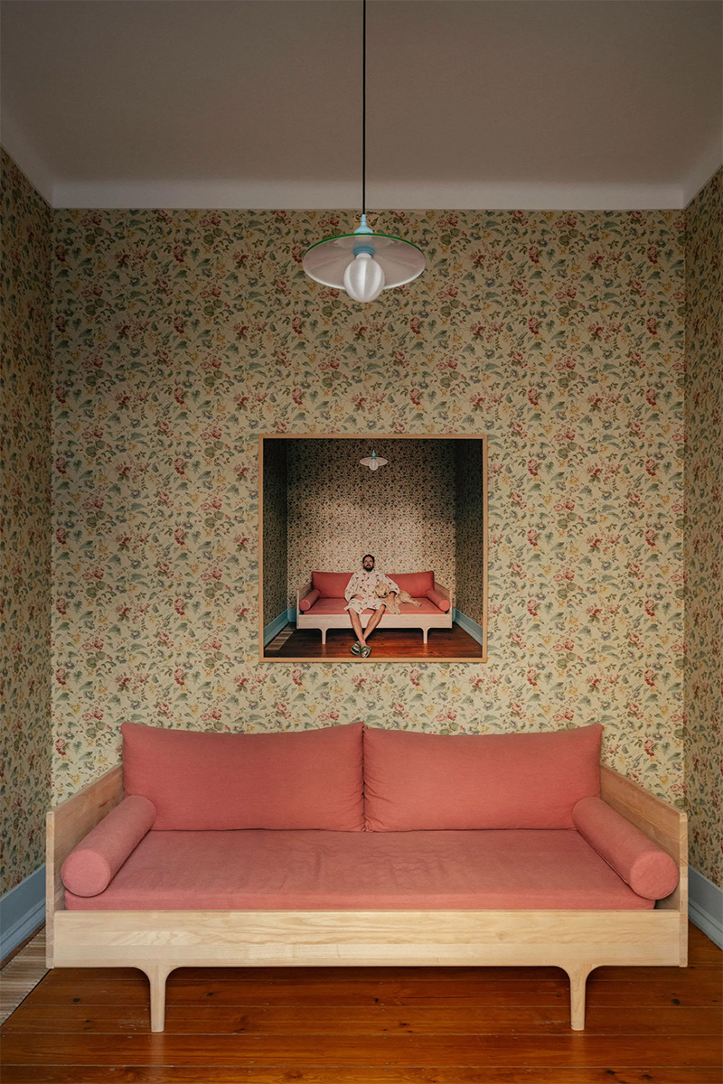 Lit Kalon Studios, transformé en banquette dans la chambre au papier peint à fleurs d'époque avec une photographie "clin d'œil" de la même pièce 