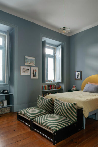 La chambre bleue avec son mobilier design