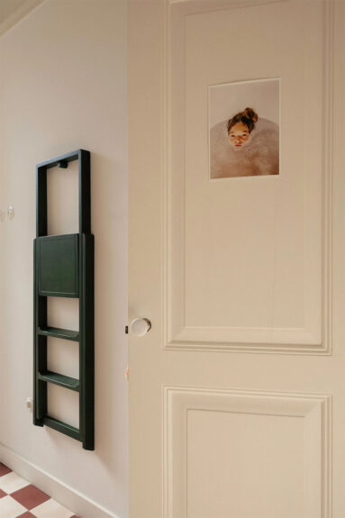 Porte d'époque en bois peint avec poignée en porcelaine