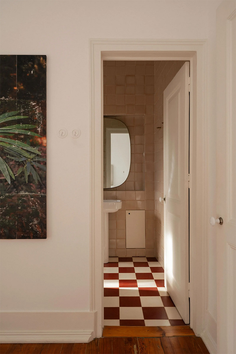 Salle de bain avec sol en damier rouge et blanc