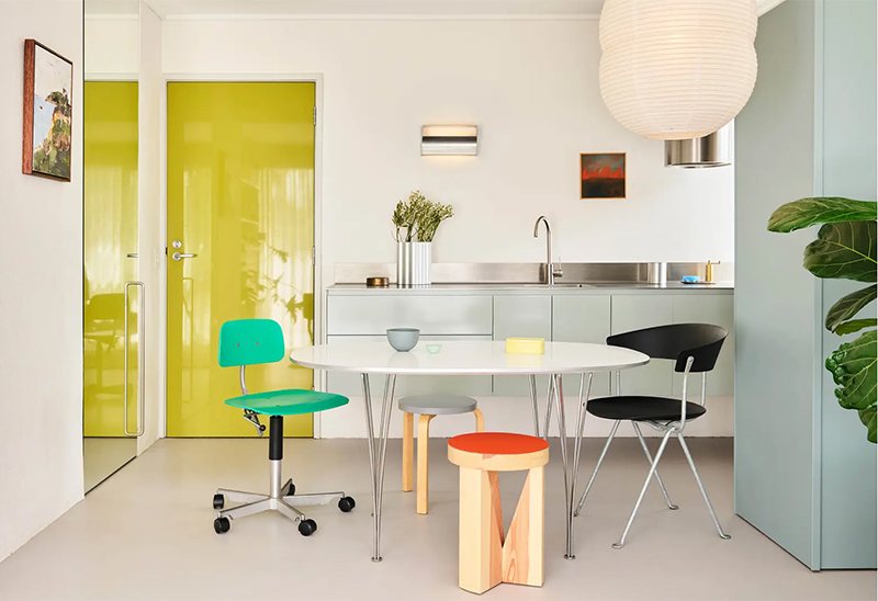 Un aménagement intérieur qui associe des matériaux et des meubles design qui crée un dialogue dissonant