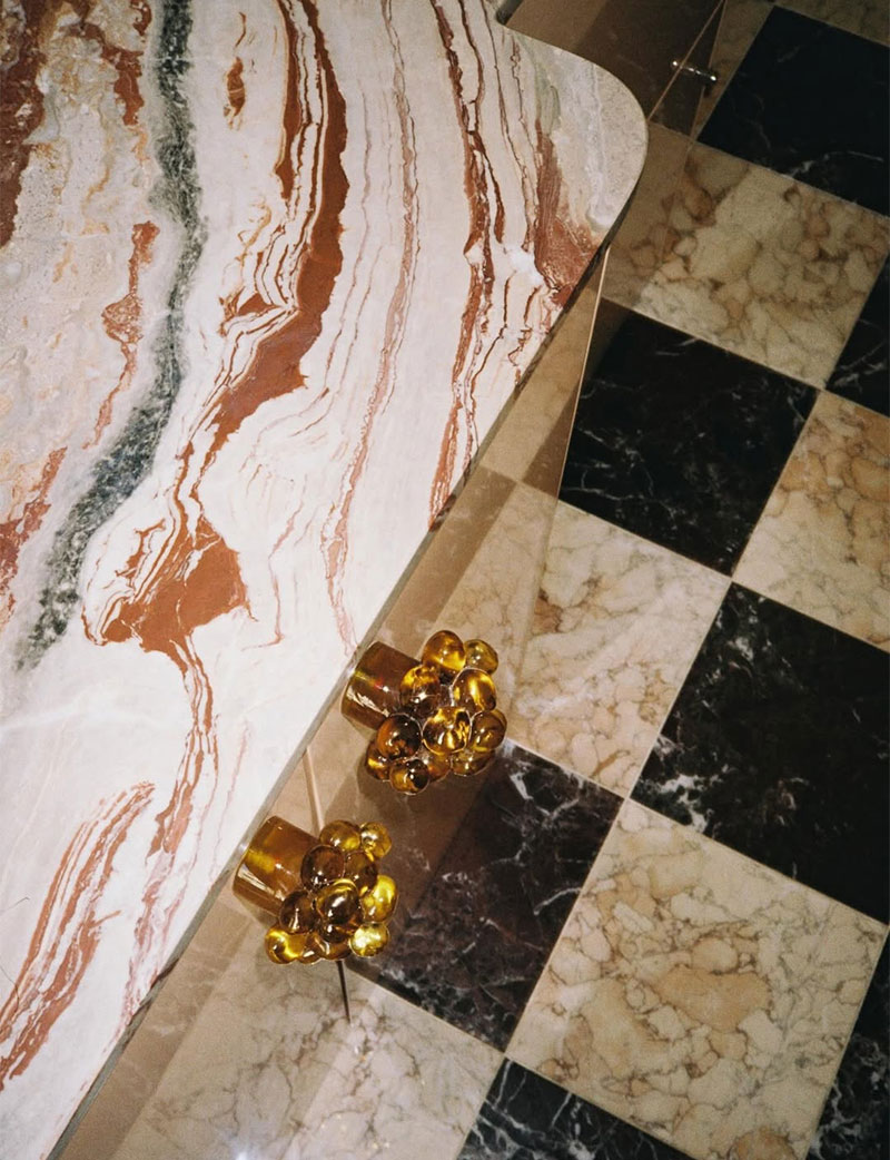 Association de pierres disharmonieuses dans cette salle de bains