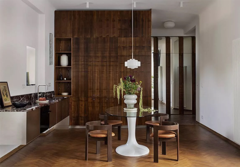 Un appartement décoré avec des essences de bois sombres à Varsovie