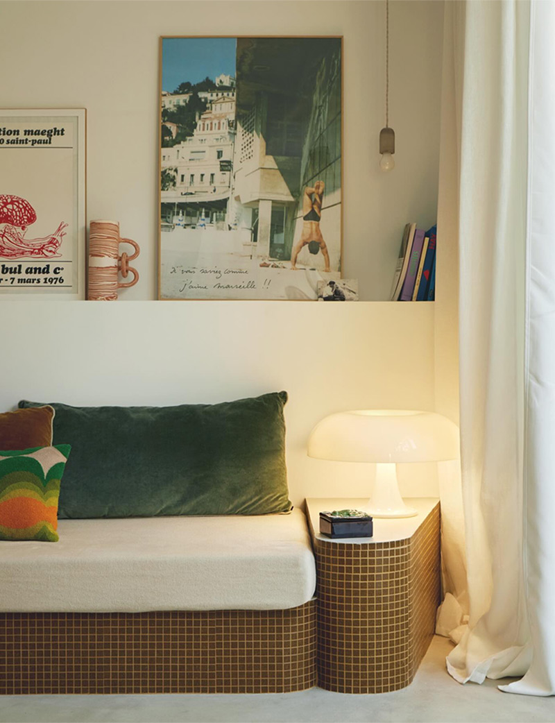 Banquette de salon avec assise couverte de carrelage mosaïque