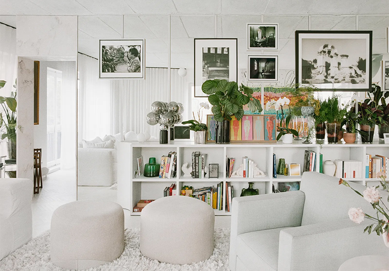 Effet miroir : Mur couvert de panneaux de miroirs, avec une bibliothèque basse ouverte