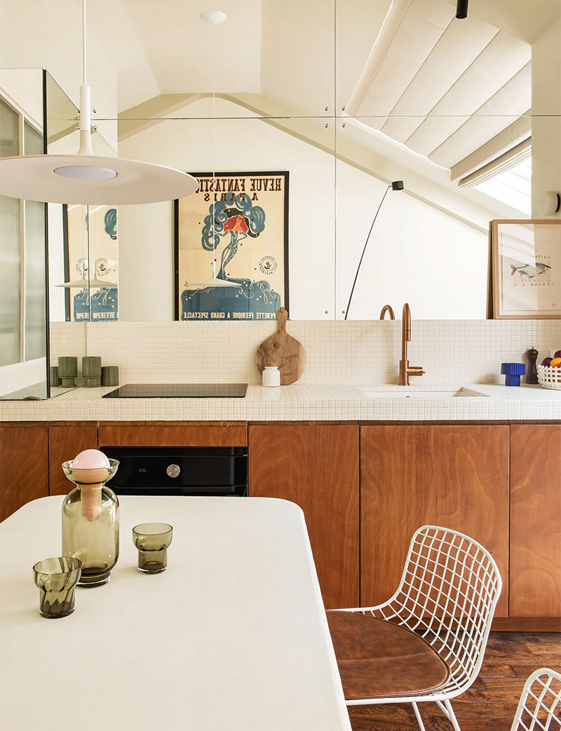 Effet miroir : Cuisine ouverte sur le salon, avec mur crédence miroir