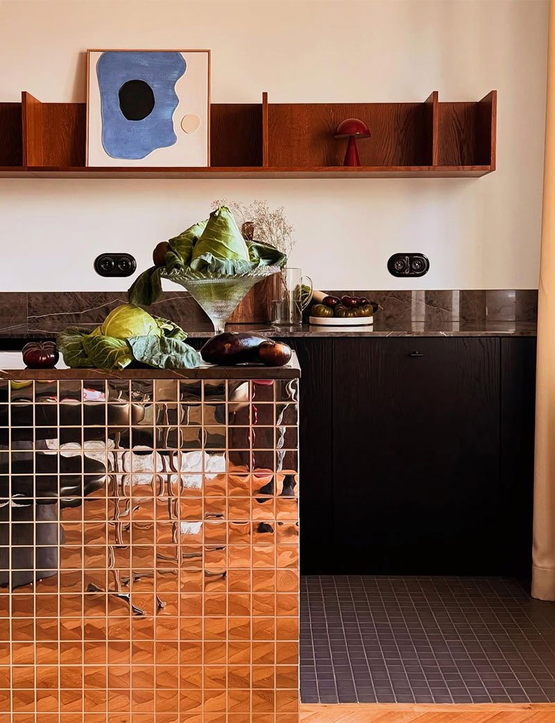 Effet miroir : Îlot de cuisine couvert de carreaux de verre, façon "boule disco"