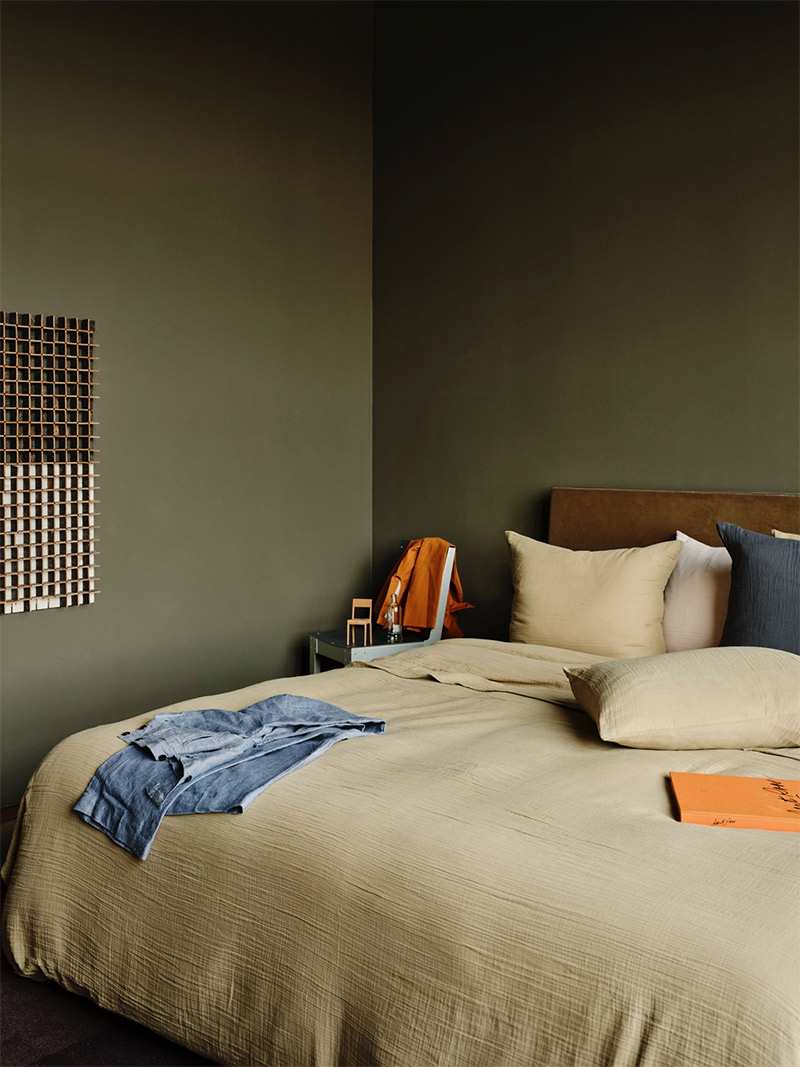 Mise en scène un peu désordonnée pour le catalogue de linge de maison, Merci Paris