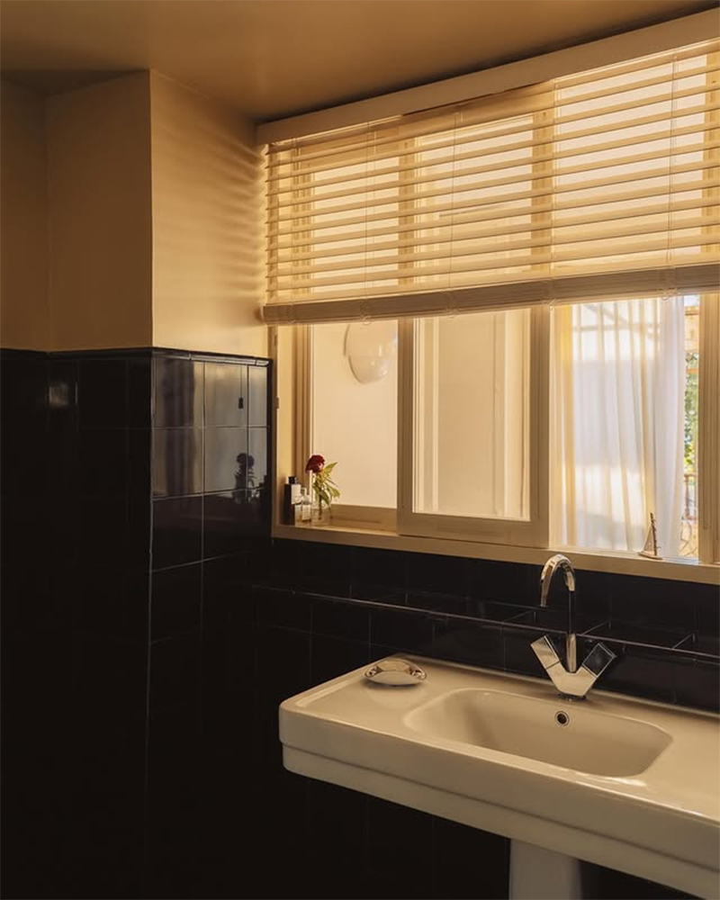 Store pour masquer une fenêtre d'intérieur entre salle d'eau et chambre