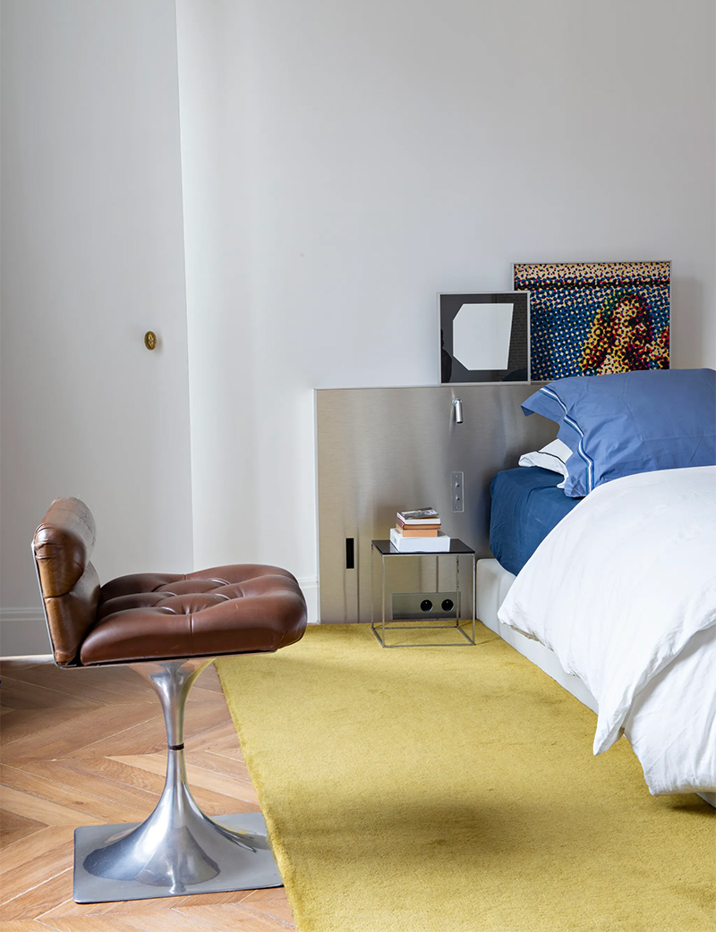 Tête de lit en acier a été conçue par Jacques Grange