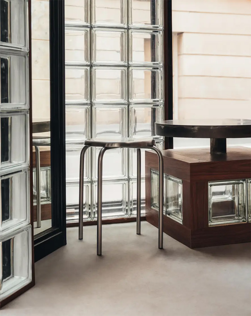 Café à Paris, dont l'agencement a été réalisé avec 873 pavés de verre