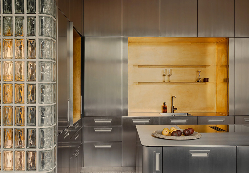 Cuisine en inox et briques de verre