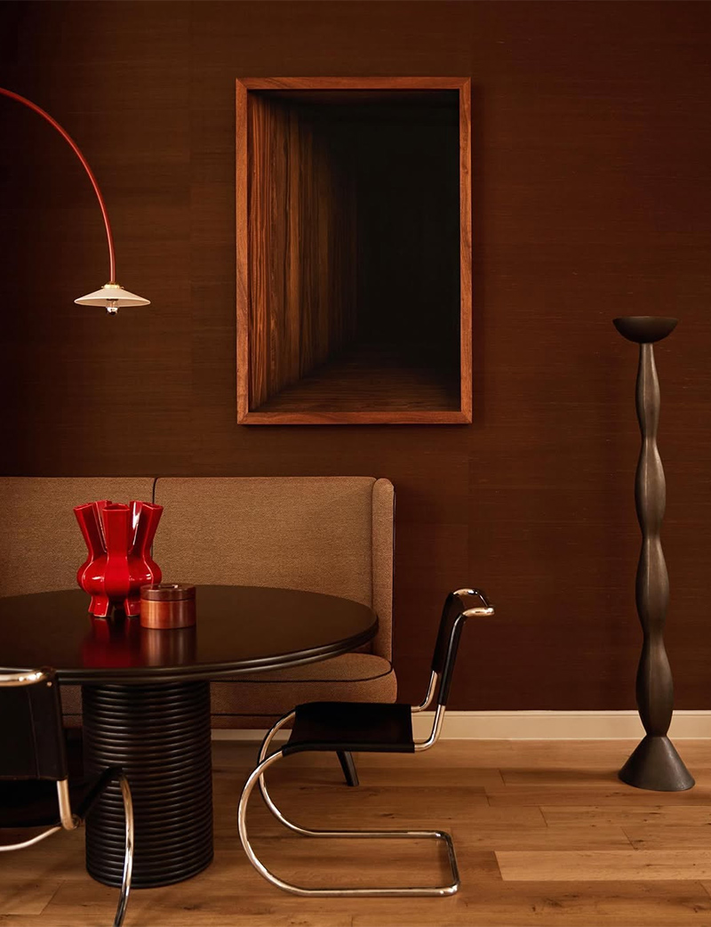 Un décor sombre dans des tonalités de brun