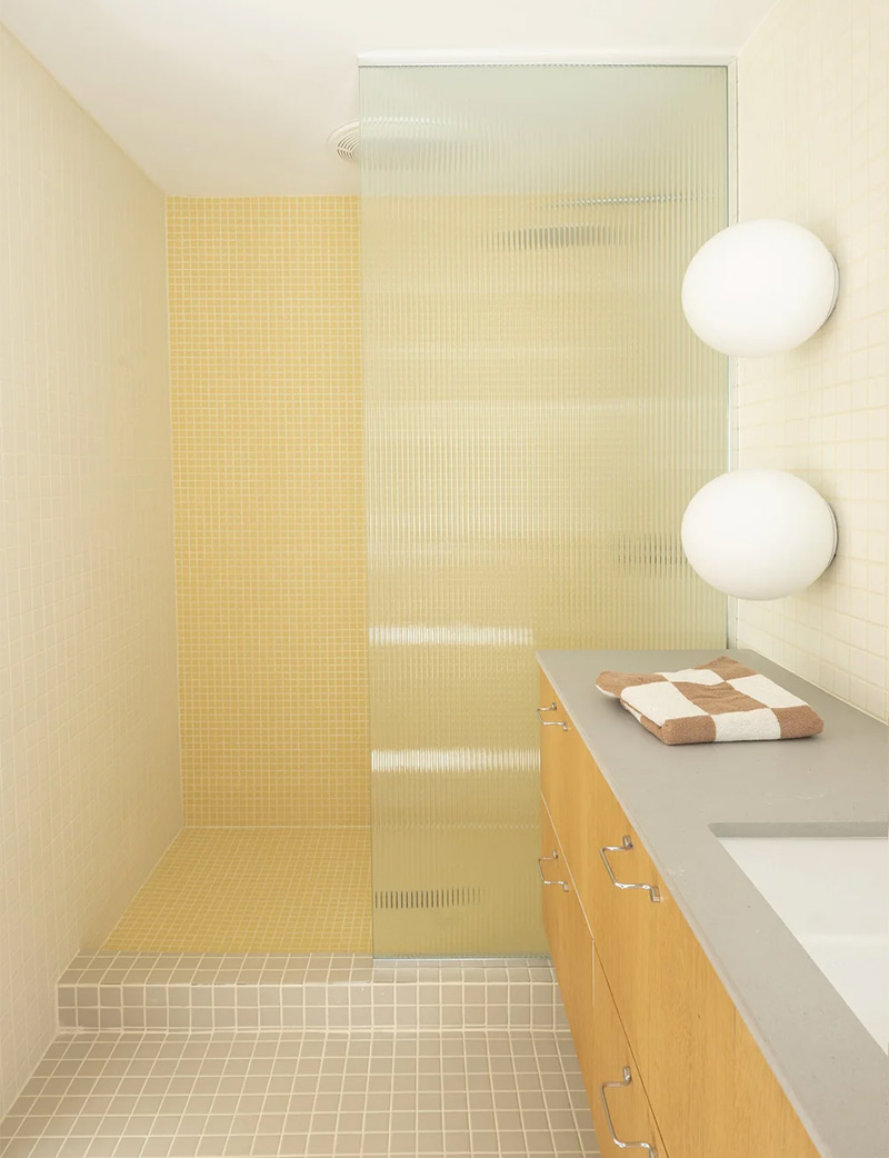 Salle d'eau dans un cmaïeu de blanc crème à jaune beurre