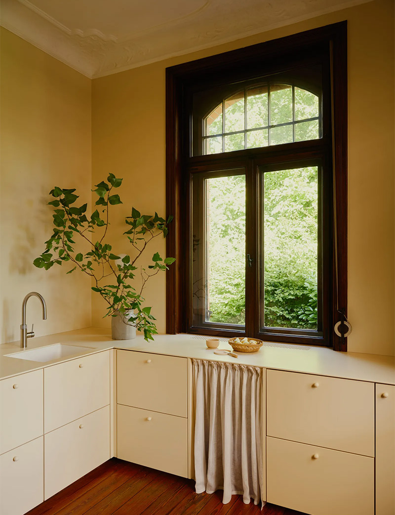 Une cuisine moderne à cadre avec un rideau jupon