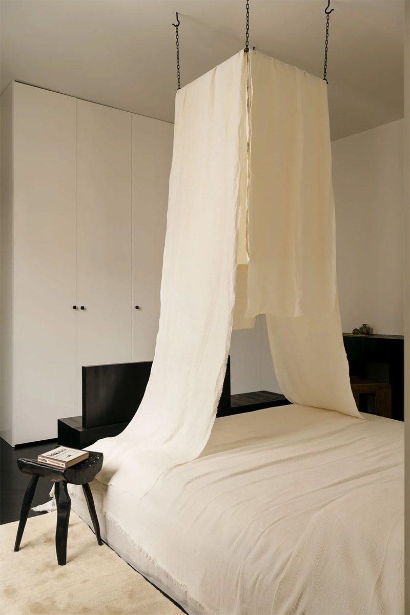 Ciel de lit contemporain en drap blanc