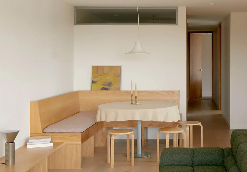 Table avec nappe ronde blanc cassé dans un décor moderne